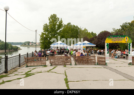 Cafe sulle rive del fiume Dniester in Tiraspol, la capitale della Transnistria. Foto Stock