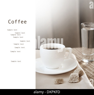 Tonica in colori beige immagine, tazza di caffè nero, sfondo bianco con un testo di esempio Foto Stock