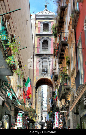 Strada stretta nella città vecchia, Napoli, campania, Italy Foto Stock