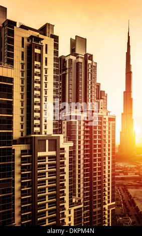 Nel centro cittadino di Dubai nel tramonto, UAE, bellissimi edifici alti in giallo luminoso della luce del sole, il Burj Khalifa, Centro business, viaggi di lusso Foto Stock
