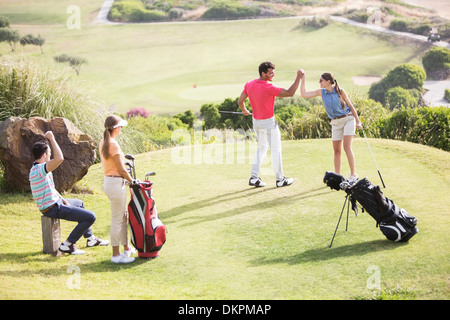 Amici per giocare a golf sul corso Foto Stock