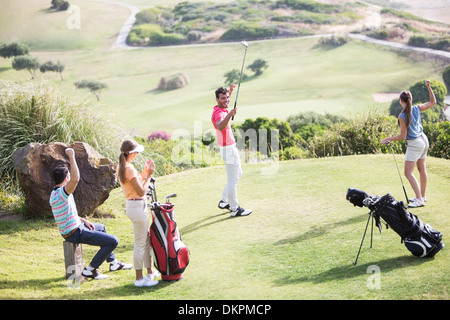 Gli amici di rinvio off sul campo da golf Foto Stock