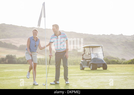 Giovane giocando a golf sul corso Foto Stock