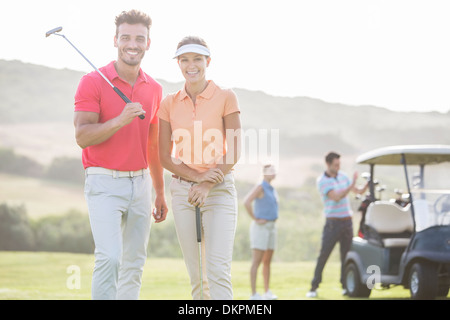 Coppia sorridente sul campo da golf Foto Stock