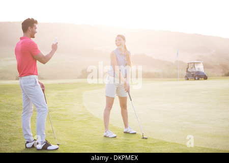 Giovane giocando a golf Foto Stock