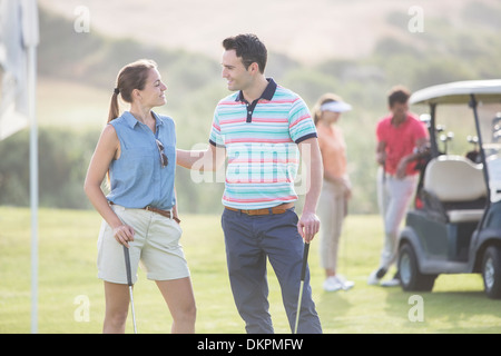 Amici per giocare a golf sul corso Foto Stock