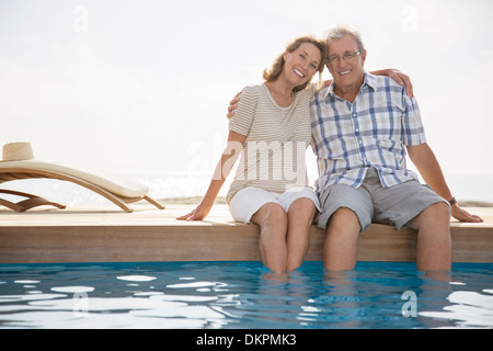 Coppia senior piedi di immersione in piscina Foto Stock