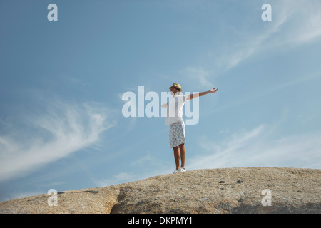 Uomo in piedi sulla formazione di roccia Foto Stock