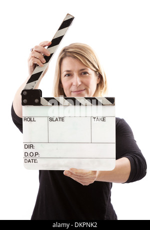 Donna che mantiene un film aperto clapperboard su uno sfondo bianco. Il fuoco selettivo sulla scheda. Foto Stock