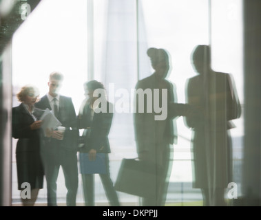 La riflessione di business persone che parlano in ufficio Foto Stock