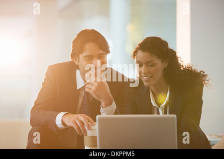 La gente di affari con computer portatile in ufficio Foto Stock