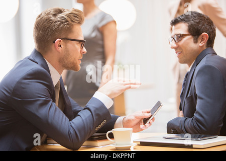 Imprenditori parlano in ufficio Foto Stock