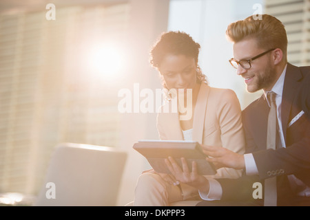 La gente di affari con tavoletta digitale in ufficio Foto Stock