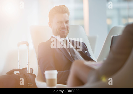 Imprenditore sorridente in aeroporto Foto Stock
