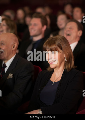 Il pubblico a ridere in teatro Foto Stock