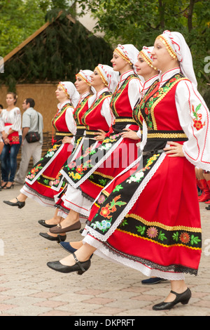 Donne che danzano durante il giorno di indipendenza (2 settembre) festeggiamenti in Tiraspol, capitale della Transnistria. Foto Stock