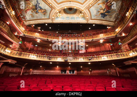 Balcone, sedi e ornato soffitto in teatro auditorium Foto Stock