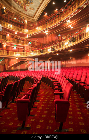 Balconi e posti a sedere nel teatro vuoto auditorium Foto Stock