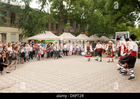 Giorno di indipendenza (2 settembre) balli e feste in Tiraspol, capitale della Transnistria. Foto Stock