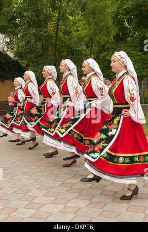 Donne che danzano durante il giorno di indipendenza (2 settembre) festeggiamenti in Tiraspol, capitale della Transnistria. Foto Stock