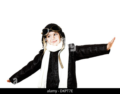 Felice ragazzo carino vestita come una guerra mondiale II riproduzione pilota con legno giocattolo aereo isolato su sfondo bianco.look vintage Foto Stock