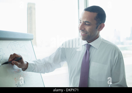 Imprenditore iscritto sulla lavagna in office Foto Stock