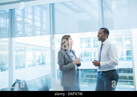 La gente di affari di parlare in ufficio Foto Stock