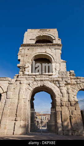 Una parte della parete di arcade (cosiddetta torre Rotland) del teatro romano (circa I c. BC) in Arles, Francia. UNESCO - Sito Patrimonio dell'umanità. Foto Stock