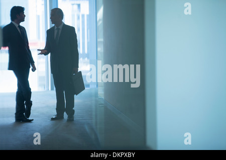 Imprenditori parlando nel corridoio di office Foto Stock