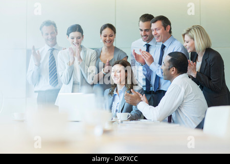 La gente di affari il tifo in riunione Foto Stock