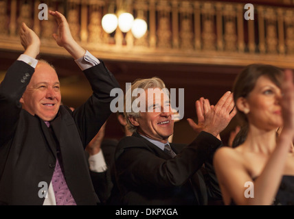 Entusiasti uomini battendo le mani in pubblico in sala Foto Stock