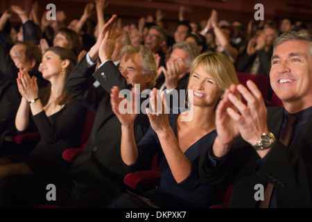 Pubblico entusiasta battimani in teatro Foto Stock