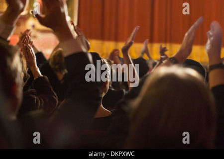 Vista posteriore di applausi del pubblico del teatro Foto Stock