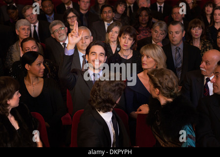 Man mano il sollevamento in pubblico in sala Foto Stock