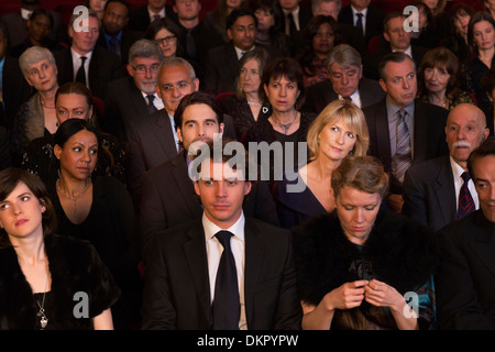 Annoiato donna in pubblico in sala Foto Stock