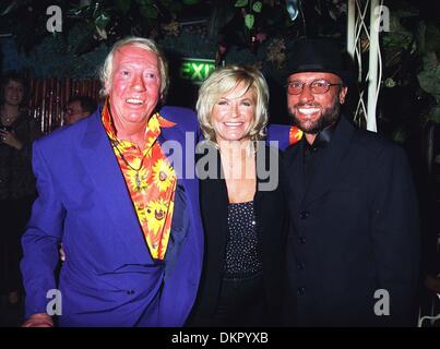 Sett. 1, 1996 - Londra, Inghilterra - 01/06/96 ROBERT STIGWOOD E MAURICE GIBB FREQUENTARE BARRY GIBBS 50esimo compleanno a Londra.-È riportato che MAURICE GIBB è criticamente malato dopo un sospetto attacco di cuore-.MAURICEGIBBRETRO(Immagine di credito: © Globo foto/ZUMAPRESS.com) Foto Stock