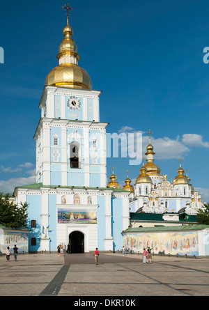 Il campanile e la cattedrale di San Michele Golden-Domed del monastero di Kiev, la capitale di Ucraina. Foto Stock