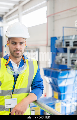 Lavoratore in fabbrica Foto Stock