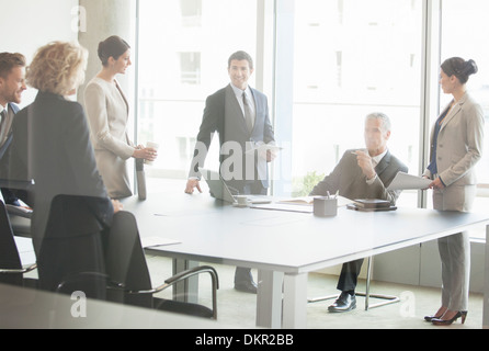 La gente di affari di parlare in sala conferenze Foto Stock