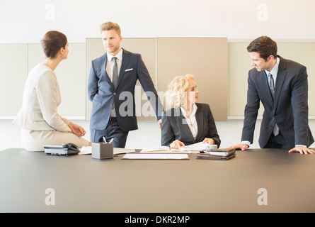 La gente di affari di parlare in riunione Foto Stock