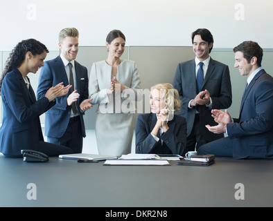 La gente di affari il tifo in riunione Foto Stock