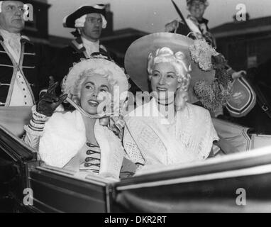 Il 12 Dic. 1953 - Londra, Inghilterra, Regno Unito - Academy Award winning film leggenda, Elizabeth Taylor sarà il protagonista come 'Lady Patricia' nel film MGM, "Beau Brummel." Nella foto: Liz Taylor e co-star Rosemary Harris fare una gita in carrozza attraverso la caserma di Woolwich durante il film. (Credito Immagine: © Keystone Pictures USA) Foto Stock