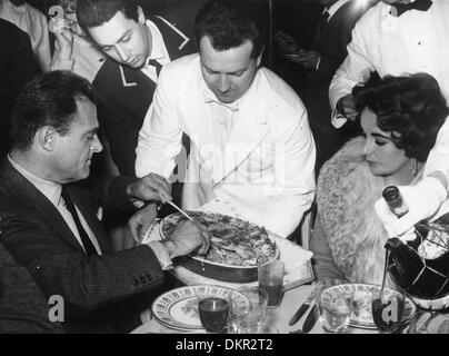 Febbraio 10, 1958 - Roma, Italia - Academy Award winning film leggenda ELIZABETH "" Liz Taylor (1932-2011) dines con suo marito, produttore Mike Todd e la stampa. (Credito Immagine: © Keystone Pictures USA) Foto Stock