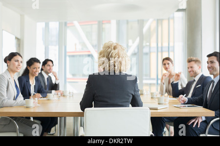 La gente di affari di parlare in riunione Foto Stock