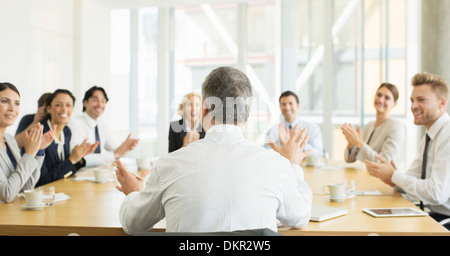 La gente di affari battimani in riunione Foto Stock