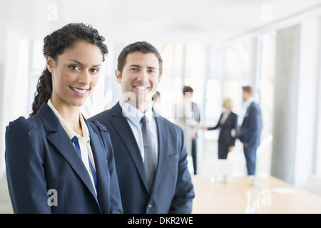 La gente di affari sorridente in ufficio Foto Stock