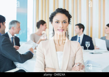 Imprenditrice seduta in ristorante Foto Stock