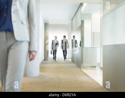 Imprenditori a piedi nel corridoio di office Foto Stock