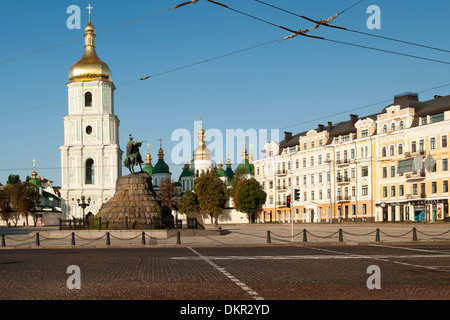 Saint Sophia's Cathedral & torre campanaria e la statua di Bohdan Khmelnytsky a Kiev, la capitale di Ucraina. Foto Stock