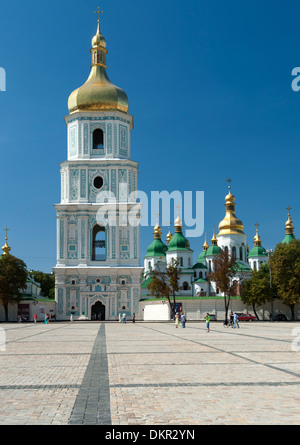 Saint Sophia la cattedrale e la torre campanaria a Kiev, la capitale di Ucraina. La costruzione della cattedrale iniziò nel 1037. Foto Stock